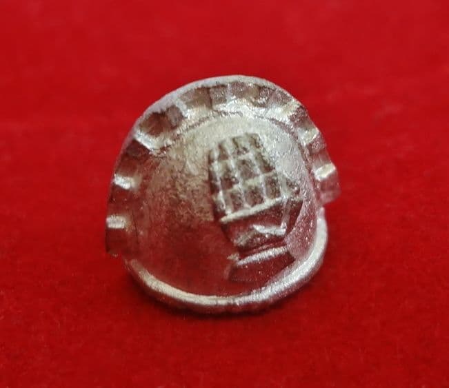 Iron Hands Space Marine Shoulder Pad A (OOP metal)