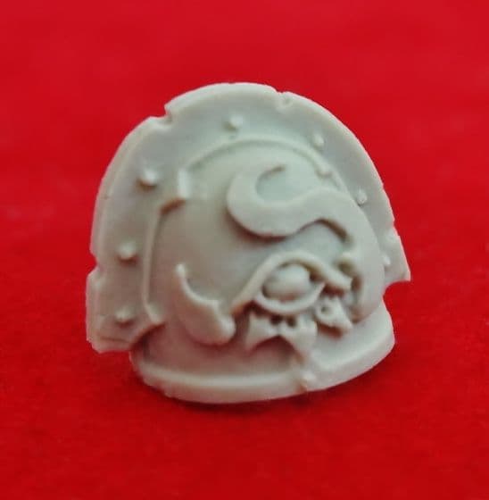 Chaos Space Marine Thousand Sons Shoulder Pad serpent (C)