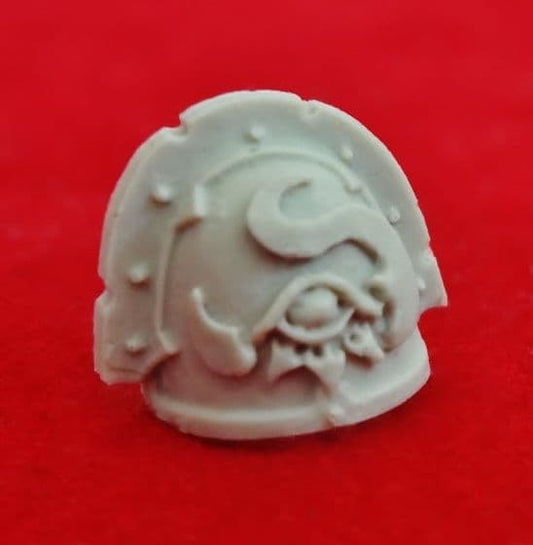 Chaos Space Marine Thousand Sons Shoulder Pad serpent (C)