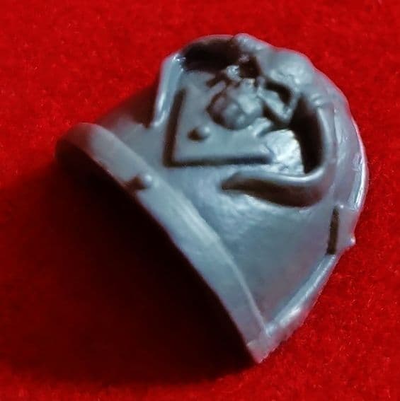 Chaos Space Marines Vehicle Gunner Shoulder pad horned