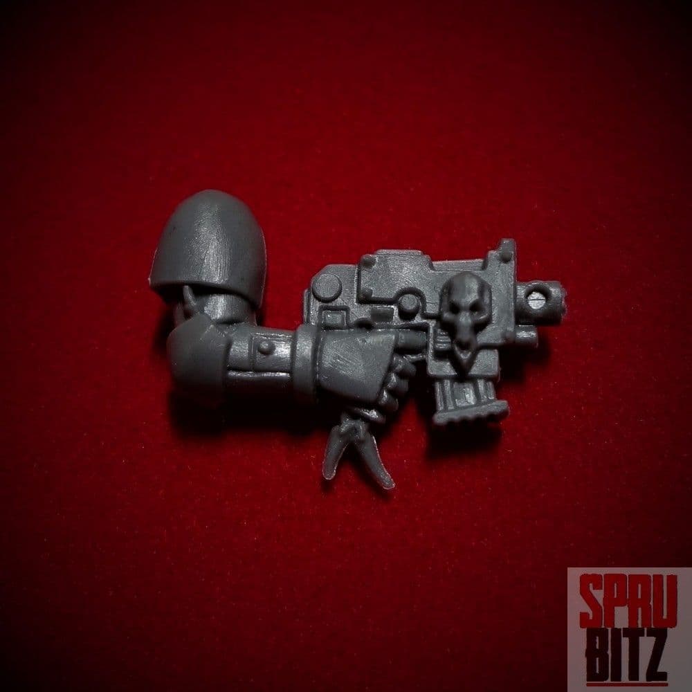 Space Wolves Wolf Bolt Pistol right arm (A)