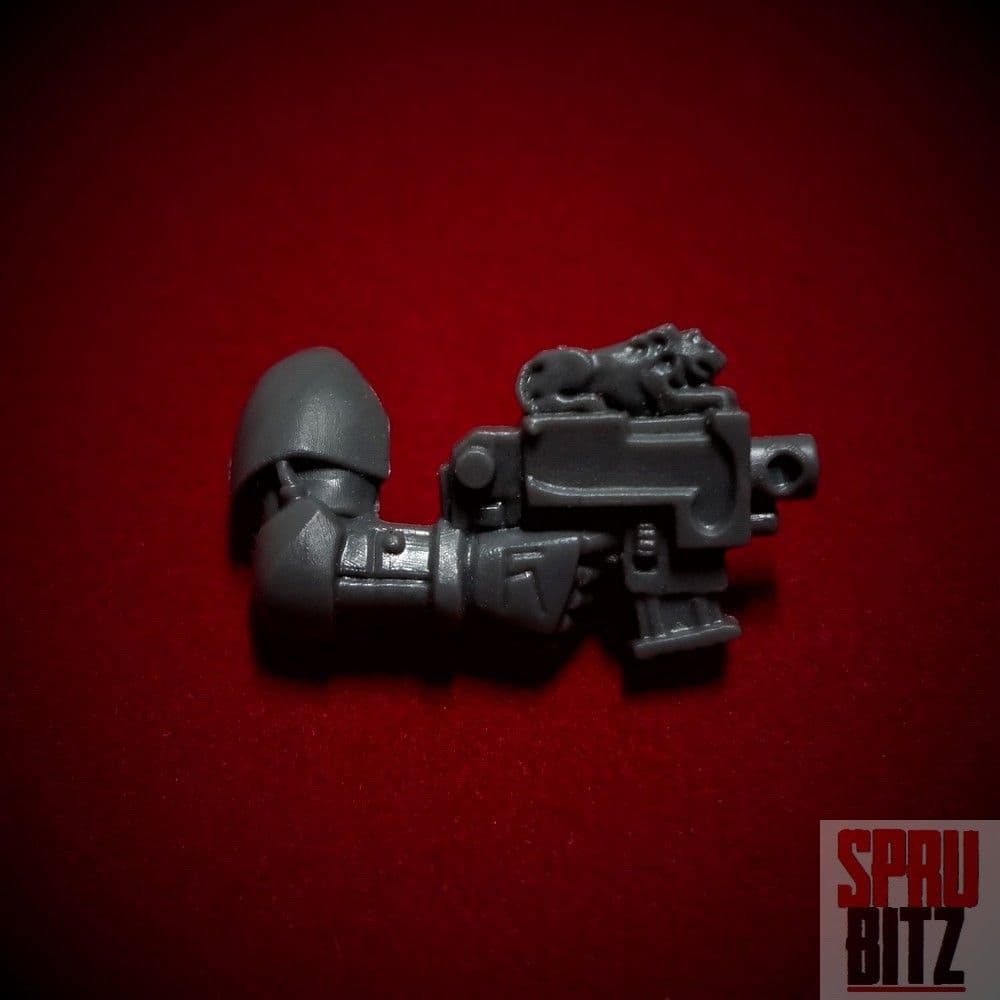 Space Wolves Wolf Bolt Pistol right arm (B)