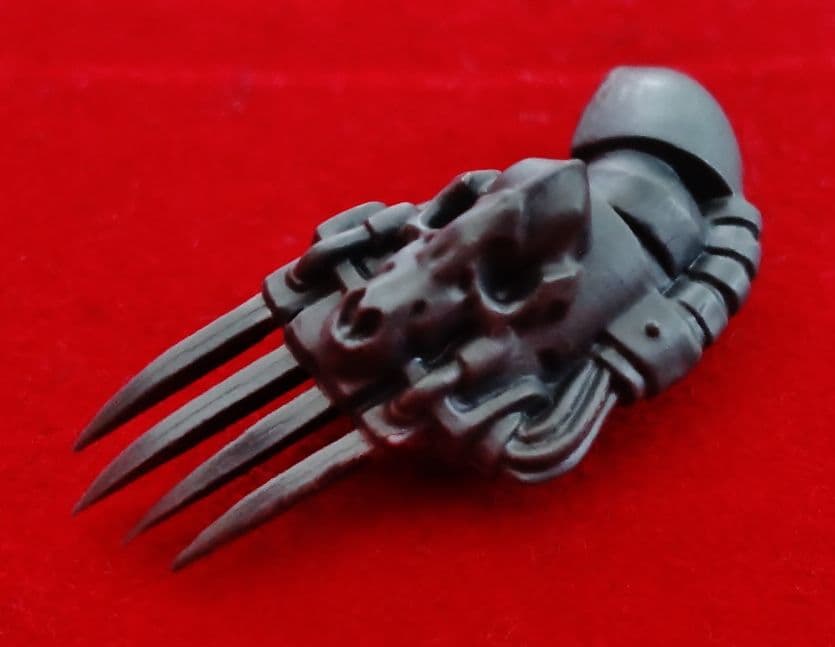 Space Wolves Wolf Pack left arm Lightning Claw